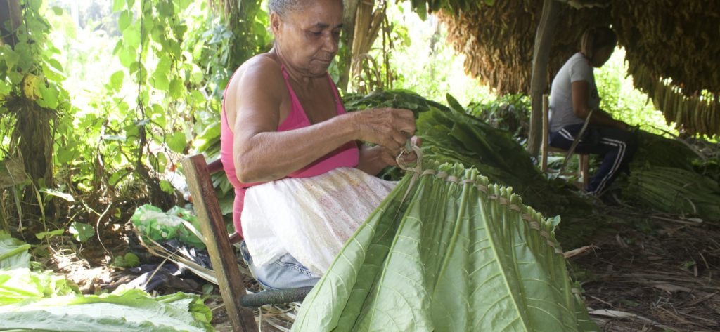 Mujer hacienda salta de tabaco durante el dialogo comunitario en Santiago.