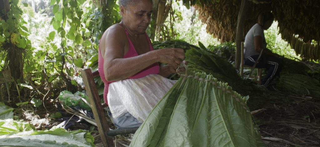 Mujer hacienda salta de tabaco durante el dialogo comunitario en Santiago.